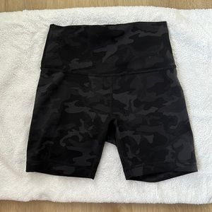 Lululemon wunder under 6" biker short. Black camo